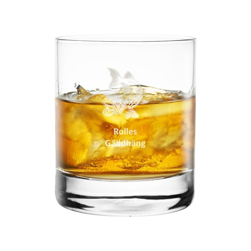 Graverat whiskyglas med fiskemotiv och egen text – present till fiskaren